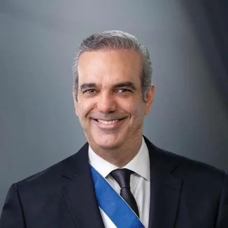 Abinader provoca risas al conceder una noche libre a graduandos del Politécnico Loyola