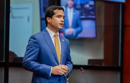 Omar Fernández ante aumento de marbete acusa al Gobierno de aplicar reforma fiscal encubierta