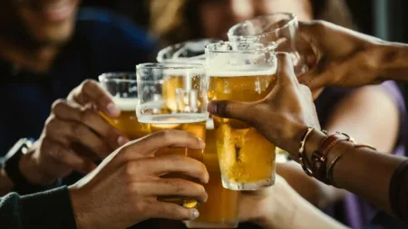 El alcohol va más allá de las calorías y puede favorecer el aumento de peso