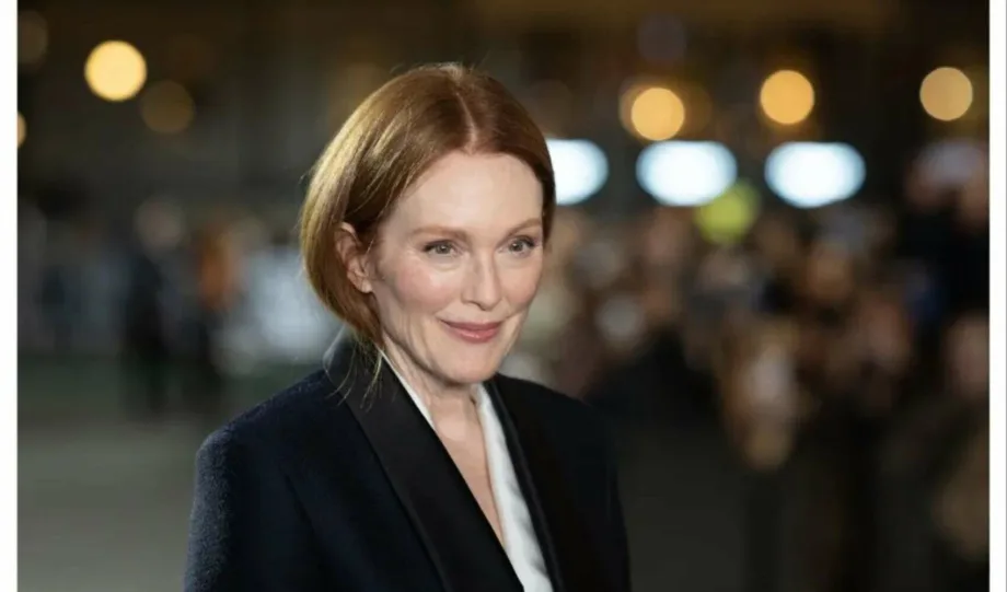 El gesto de Jesse Eisenberg con Julianne Moore en el Festival de Cine de Roma