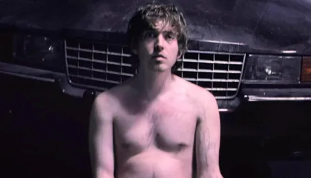 Austin Abrams revela por qué cambió su físico para Resident Evil