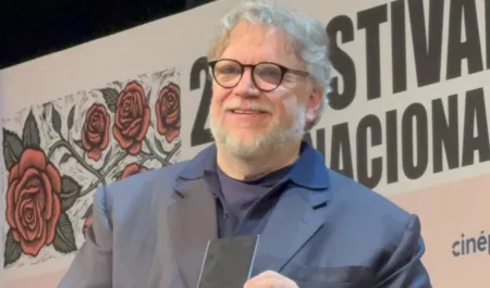 Guillermo del Toro recibe medalla en el FICM y habla sobre la división política