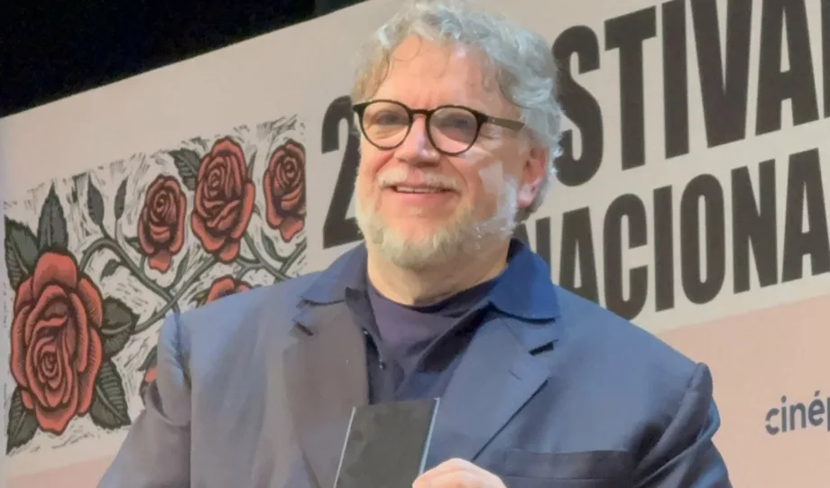 Guillermo del Toro recibe medalla en el FICM y habla sobre la división política