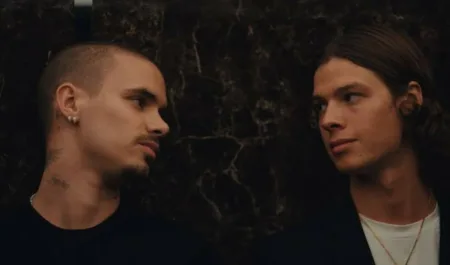 Forty Love: Romeo Beckham protagoniza un romance queer en su primera película