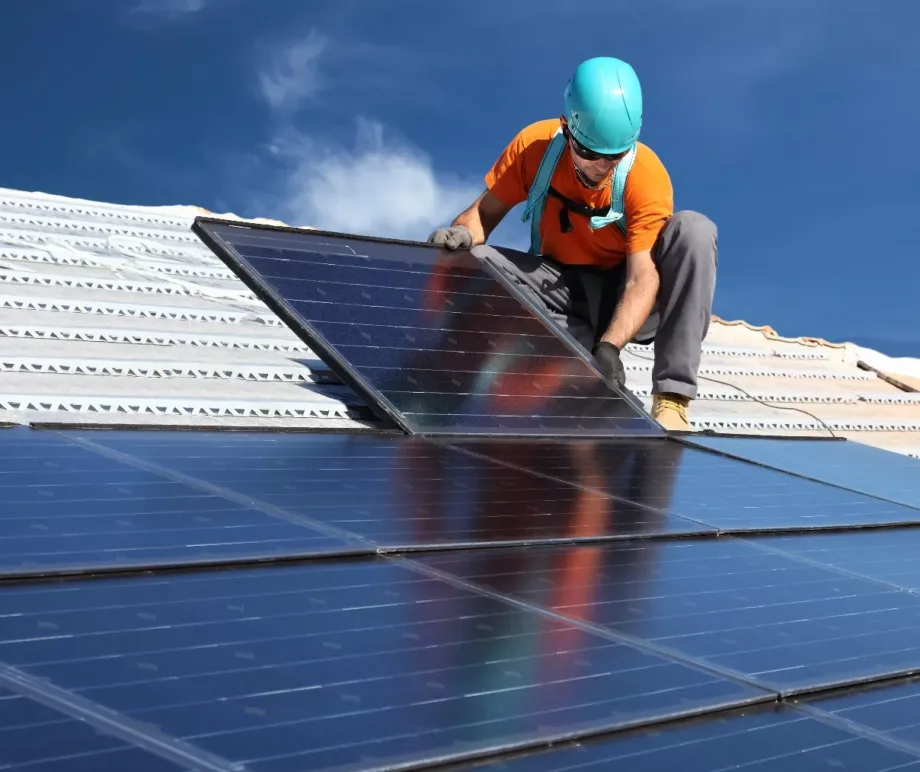 Paneles solares: quiénes pagarán el cargo por usar la red eléctrica y quiénes quedan fuera
