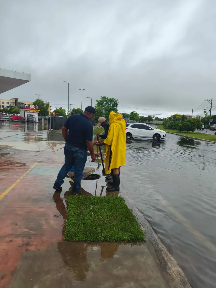 Fideicomiso VBC-RD realiza limpieza de imbornales para mejorar drenaje en Ciudad Juan Bosch