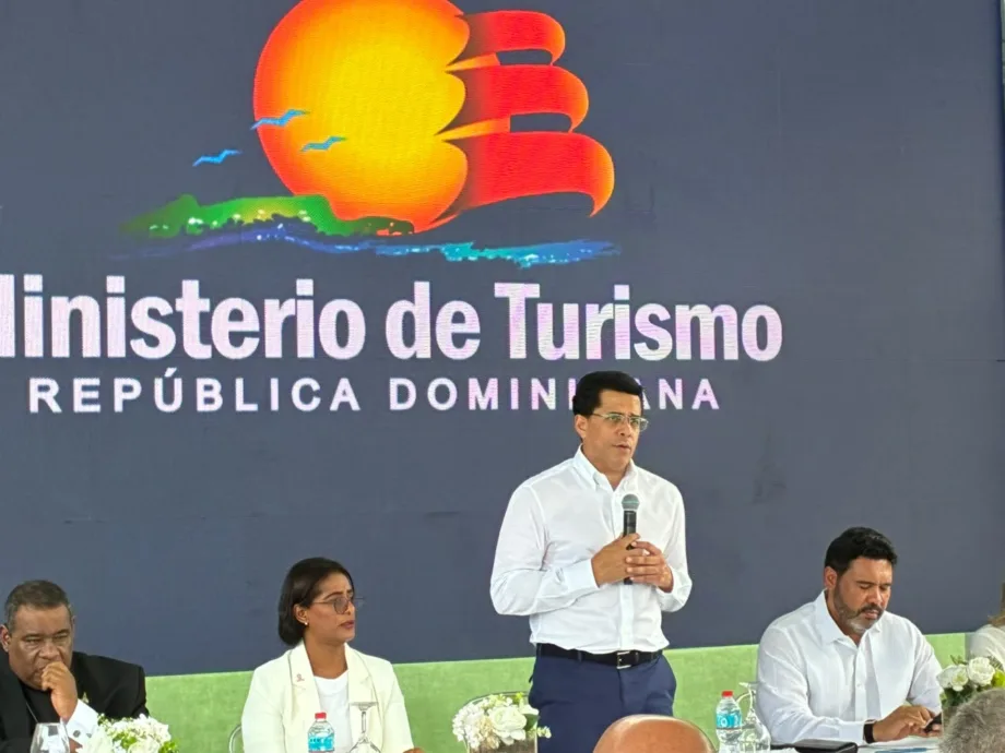 “Conmigo no se juega”; Collado someterá contratista si no termina parque de la Mujer en Higüey