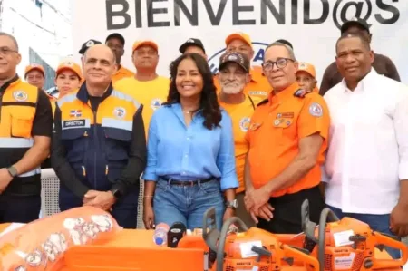 Defensa Civil de Santo Domingo Oeste recibe motocicletas y equipos