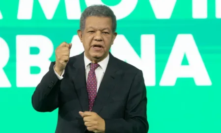 Leonel Fernández propone conectar Haina con el Cibao mediante un sistema ferroviario Leonel Fernández propone conectar Haina con el Cibao mediante un sistema ferroviario