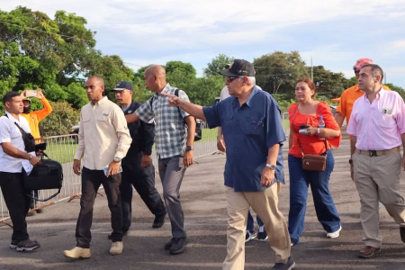 El presidente de Panamá visita una de las áreas más afectadas por el terremoto