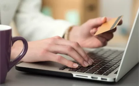Alza del dólar encarece las compras por internet y presiona el bolsillo de los dominicanos