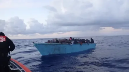 Guardia Costera de EE.UU. rescata a 61 migrantes de una embarcación cerca de República Dominicana Guardia Costera de EE.UU. rescata a 61 migrantes de una embarcación cerca de República Dominicana