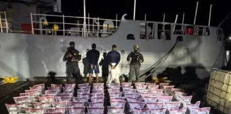 DNCD intercepta narcolancha Baní con 389 paquetes de presunta cocaína DNCD intercepta narcolancha Baní con 389 paquetes de presunta cocaína