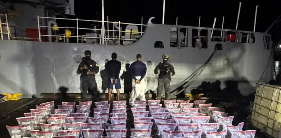 DNCD intercepta narcolancha Baní con 389 paquetes de presunta cocaína DNCD intercepta narcolancha Baní con 389 paquetes de presunta cocaína