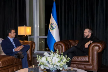 Saymon Díaz visita a Bukele por el nuevo Estadio Nacional