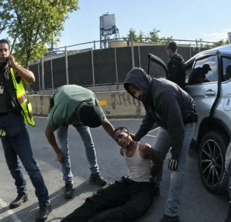 Dominicano herido por ICE sigue detenido en Nueva York