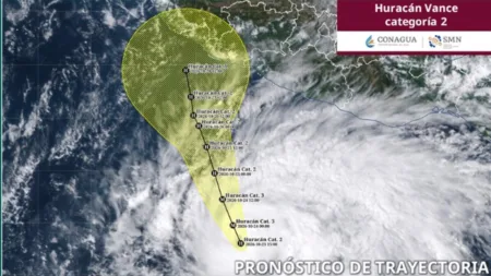 Vance sube a huracán de categoría 2 y provoca lluvias en Michoacán, Guerrero y Oaxaca