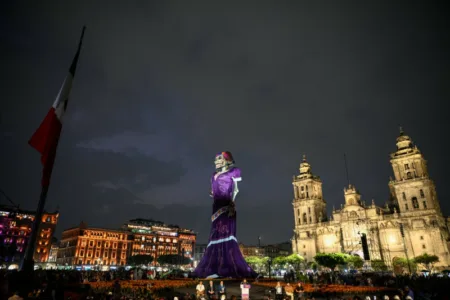 Catrina monumental de México rompe récord Guinness al alcanzar más de 33 metros de altura
