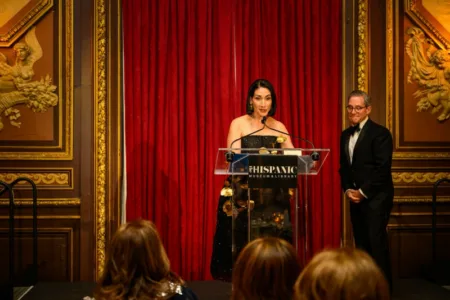 Raquel Arbaje recibe en Nueva York la Medalla Sorolla en honor al legado de Óscar de la Renta