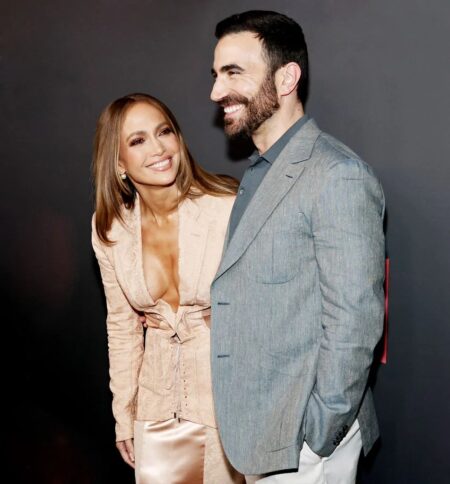 Jennifer López y Brett Goldstein podrían estar teniendo un romance, tras filmar película juntos