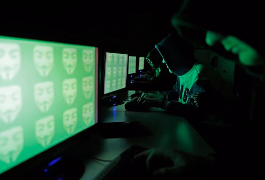 Un hombre fue condenado a prisión por usar IA y 10.000 bots para superar en streams a Taylor Swift