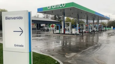 El brent baja el 1,6 %, hasta los 104 dólares, pendiente de las tensiones en Oriente Medio