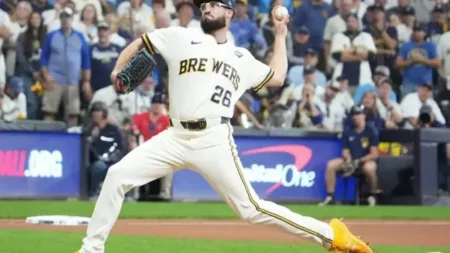 ¡Histórico! Ashby rompe récord de innings en blanco para un relevista en playoffs