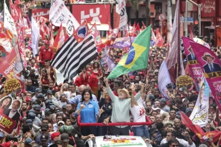 Lula y Bolsonaro se dan un baño de masas en São Paulo en la víspera a las elecciones Lula y Bolsonaro se dan un baño de masas en São Paulo en la víspera a las elecciones