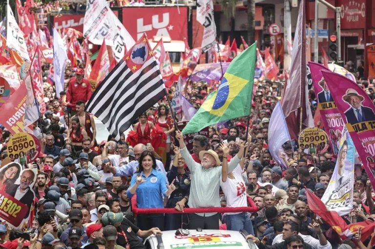 Lula y Bolsonaro se dan un baño de masas en São Paulo en la víspera a las elecciones
