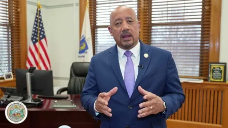 Brian DePeña asegura que no renunciará como alcalde de Lawrence pese a procesos penales Brian DePeña asegura que no renunciará como alcalde de Lawrence pese a procesos penales