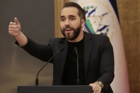Bukele responde a Humberto Salazar por cuestionamientos a operación militar en Haití