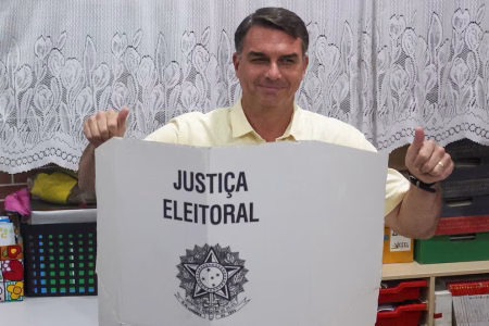Flávio Bolsonaro asegura que Brasil “necesita un cambio” tras ejercer su voto Flávio Bolsonaro asegura que Brasil “necesita un cambio” tras ejercer su voto