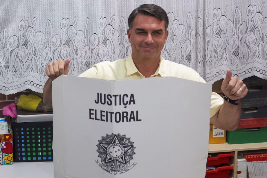 Flávio Bolsonaro asegura que Brasil “necesita un cambio” tras ejercer su voto Flávio Bolsonaro asegura que Brasil “necesita un cambio” tras ejercer su voto