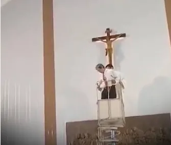 Reinstalan cruz que provocó la muerte de un sacerdote durante una misa en Ecuador