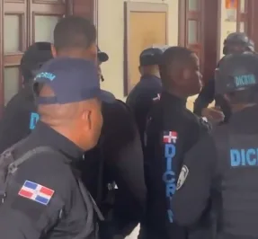 Familiares de Loyca Alvarado reciben a golpes al imputado por su muerte antes de audiencia Familiares de Loyca Alvarado reciben a golpes al imputado por su muerte antes de audiencia