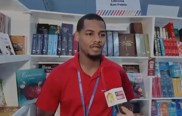 Según libreros jóvenes se interesan por libros de política durante la Feria del Libro
