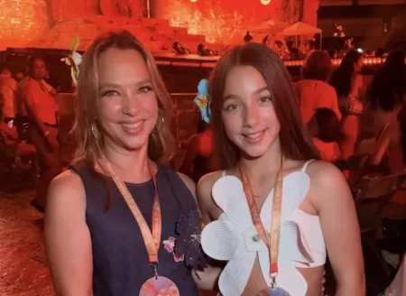 Critican a hija de Adamari López por el outfit que usó en concierto de Karol G y así reacciona la actriz