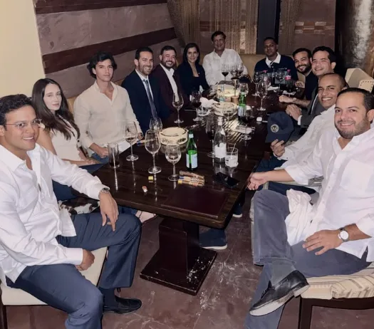Santiago Matías comparte cena con figuras políticas, empresariales y diplomáticas