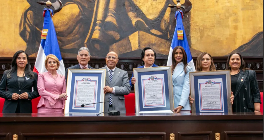 Diputados reconocen trayectoria y legado cultural de Niní Cáffaro