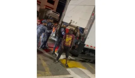 Policía detiene camión con 44 haitianos