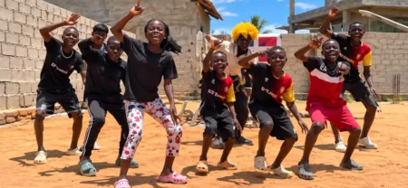 Hypers Kids Africa baila merengue de Toño Rosario