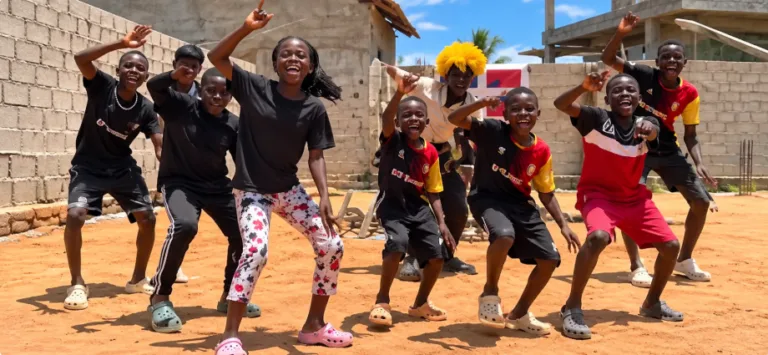 Hypers Kids Africa baila merengue de Toño Rosario