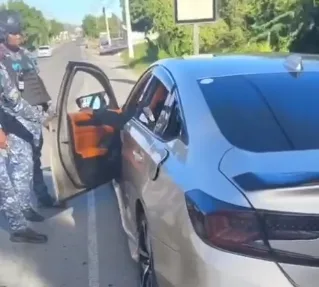 Policía ocupa armas de fuego tras detener vehículo en Baní por presuntas amenazas