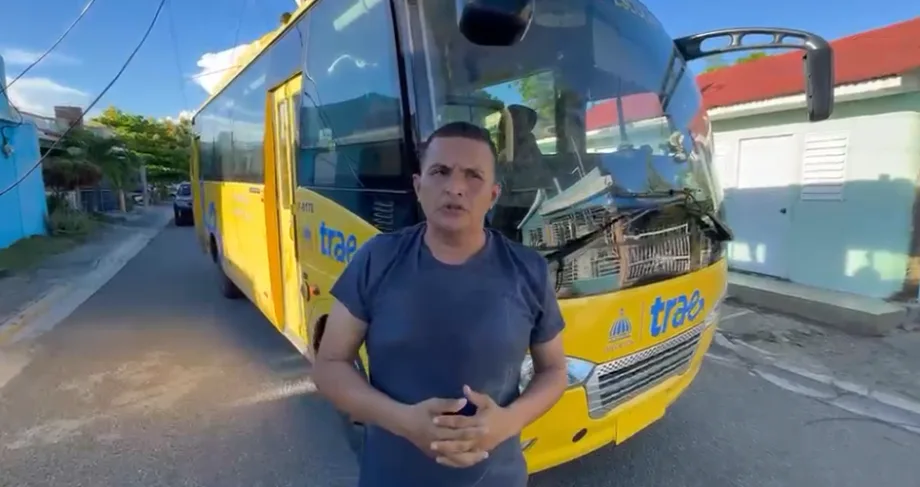 Poste eléctrico cae sobre autobús escolar en Baní; estudiantes se salvan de una tragedia