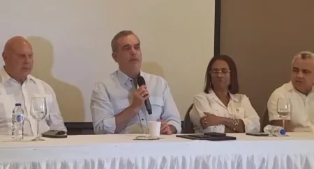 Comunicador recuerda solicitud de dos camiones de bomberos hecha a Abinader en 2022 y pide respuesta para Las Galeras y El Limón