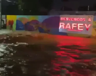 Fuertes lluvias convierten avenidas de Santiago en ríos y ponen en peligro a peatones