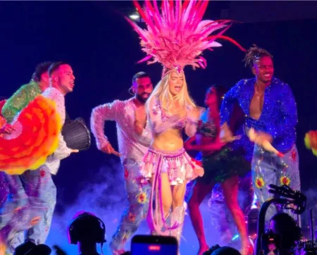 PETA Latino critica a Karol G por usar plumas en un vestuario de su gira