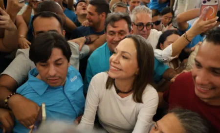 Entre abrazos, María Corina Machado visita el santuario de la Divina Pastora al regresar a Venezuela