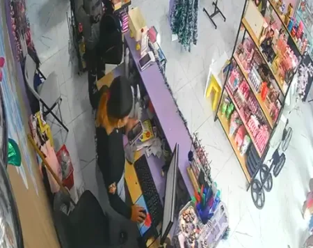 Asaltan tienda Fashion Star en Palenque y amarran los pies a cajera