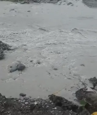 Crecida del arroyo La Tina incomunica a Guayabal; residentes exigen terminar puente